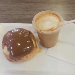 Cafe con leche y mini bomba, EXCELENTE!!