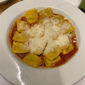 Ravioli de Ricotta y espinacas en salsa napolitana. 