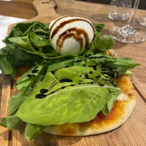 Pizzetta Prosciutto y Burrata 