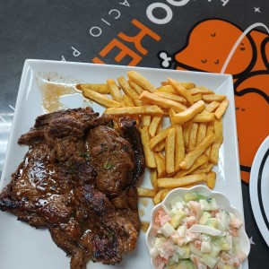 Bistec con papas fritas y ensalada 