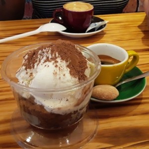 Brownie con helado y un espresso