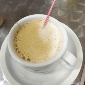 Café Marrón claro (se puede ver la taza rota)