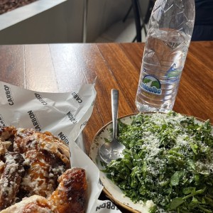 Pollo asado y ensalada cesar de berro 