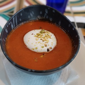 crema de tomate 🍅 con espuma de queso de cabra 