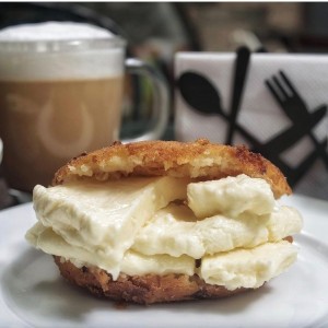 arepa de chicharron con queso guayanes