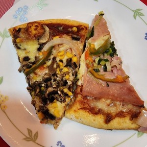 Pizza de champiñones + pizza cebollín y jamón 
