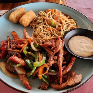 Combo de low mein + cerdo asado con vegetales + croquetas de salmón 