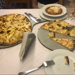 Pizza Margarita, Focaccia Capresa y Raviolis de Carne con salsa Bologna.