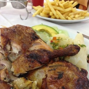 Pollo a la Brasa con Ensalada, Yuca y Papas Fritas