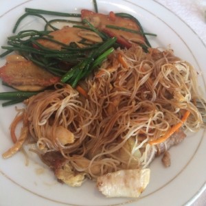 chow mein y cerdo asado con vegetales 