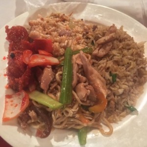pollo agridulce, arroz inflado y tallarines 