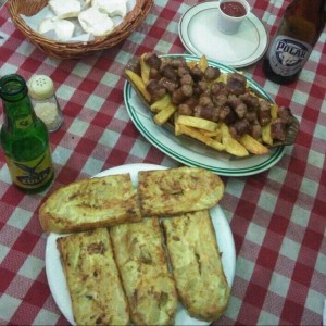 Tortilla española y chistorras con papas fritas