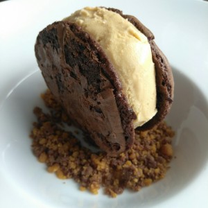 Macaroon de chocolate con helado & caramel