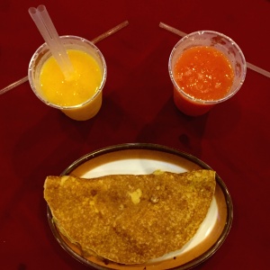 Cachapa con queso telita y batidos de lechosa y mango
