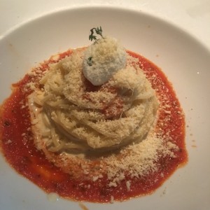 Linguini con salsa de tomate cremosa y bocconcini tibio