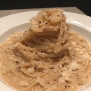 Linguine cacio e peppe: parmigiano regiano con pimienta negra. 