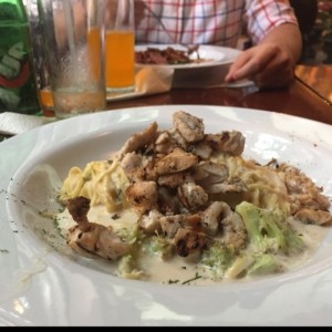 Linguini con pollo y brocoli