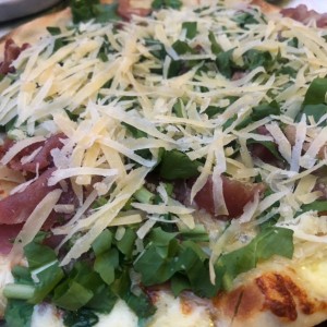 Pizza con jamón Serrano y rugula 