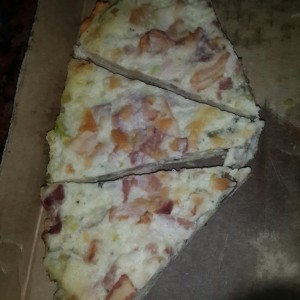 Pizza a la Crema de Tocineta y Ajoporro, Buena