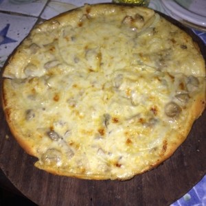 Pizza de crema de hongos y cebolla