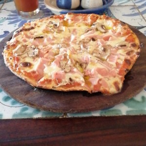 Pizza Margarita con Jamon y hongos 