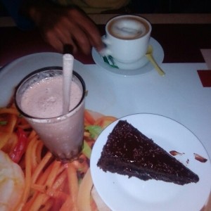 Torta de Chocolate y batido de Toddy