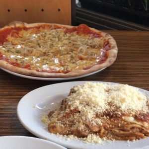 Pizza de cebolla y lasagna. 