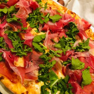 Pizza Barriot con Prosciutto y rucula