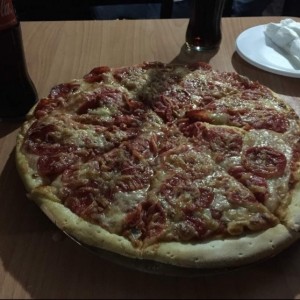 Pizza de pepperoni y queso amarillo