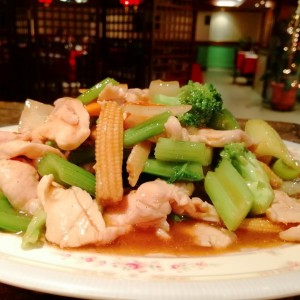 Pollo con jojoticos chinos y brócoli en salsa de ostras