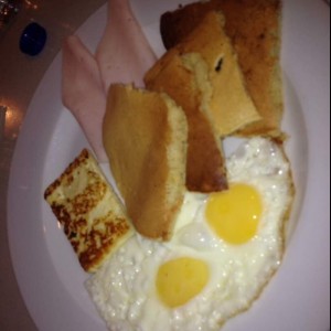 Runner's Breakfast, 2da parte, huevos fritos, jamon, Queso a la plancha y panquecas con Sirop, espectacular