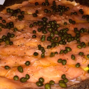Carpaccio de Salmon Ahumado con Alcaparras 