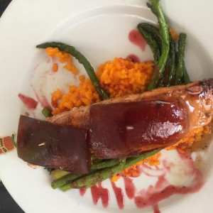 Salmon con Arroz especial y Gelatina de Champagna