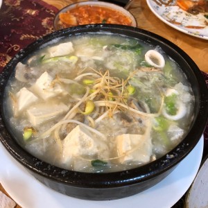 Sopa de mariscos con tofu