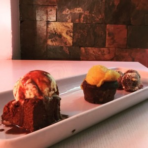 Postre Triptico: Brownie con helado-Taorta de chocolate con helado de mango y Trufas de chocolate