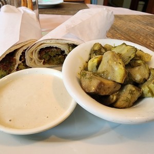 Pan pita con falafel y finas hierbas con tahini y alcachofas