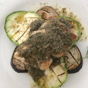 pescado del dia con salsa de alcaparras y vegetales al grill