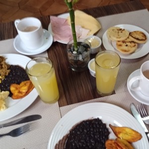 Volvimos a disfrutar del desayuno buffet de los Funes de semana. La apuesta a sudo todo un éxito, pero ya no son $2.50 por persona sino $3.27, en solo un mes, Deja algo que desear. No siempre , parece, se está dispuesto a apostar sino a solo generar ingresos a cualquier costo... Pero igual los invitaré de vuelta. Ya se los decía, la opción se ha vuelto popular y a veces hay que esperar; hasta para pagar....!
