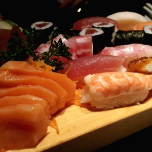Plato degustacion de sashimi y sushi 