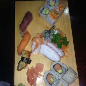 Sushi Sashimi Moriawase, Medio Alaska, Medio California, 1 Niguiri de Anguila, a salmon y Atun y Sashimi de Atun, Salmon, Pulpo y Saba, Excelente 