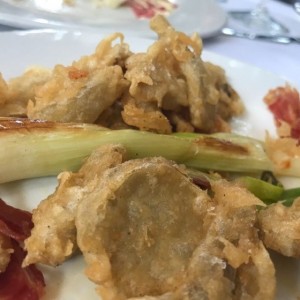 tempura de alcachofas con cebollin