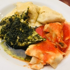 Tortellini de ricotta y espinaca, a la italiana (pesto, crema y napolitana)