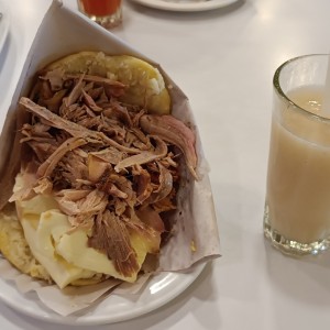 arepa mixta de pernil con queso guayanes. jugo de guanabana 