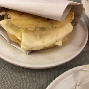 arepa con queso de mano 