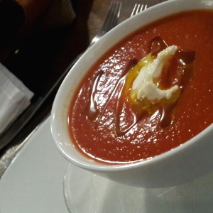 Sopa de tomate y queso de cabra