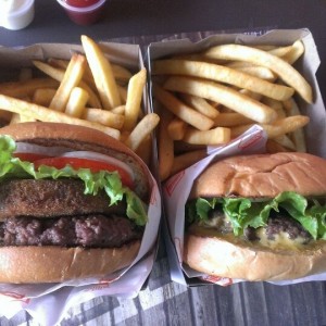 a la izquierda la hamburguesa shack y a la derecha la sencilla 