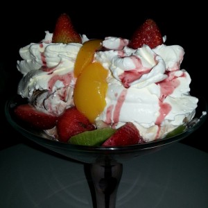 copa de helado con frutas