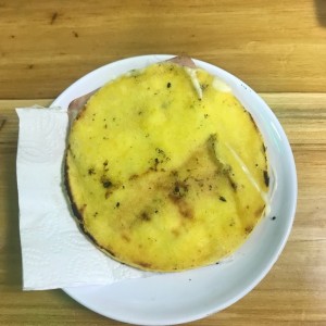 Arepa de queso y jamon