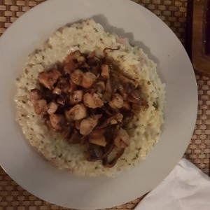 pulpo sobre una capa de arroz cremoso