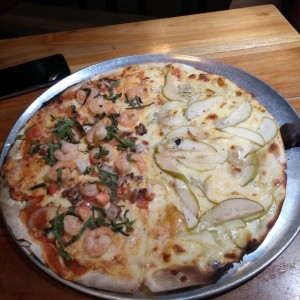 pizza mitad Marinera y mitad Pera, Manzana y Gorgonzola.